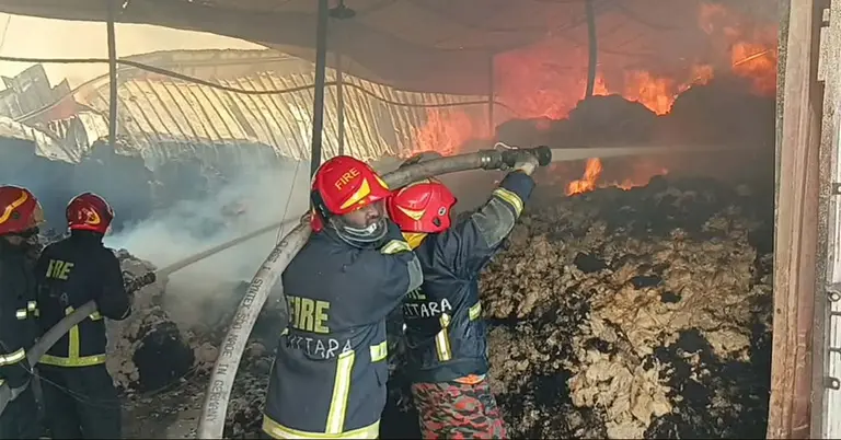 তুলার গুদামে আগুন নিয়ন্ত্রণে ফায়ার সার্ভিস